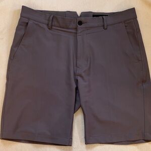 Dunning men’s dark gray flat front performance shorts Sz 33 inseam 9